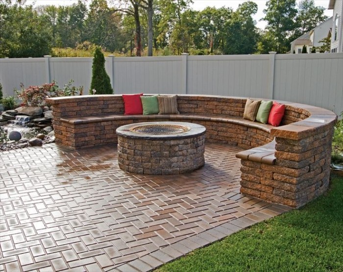 Patio-Ideas-with-Curved-Brick-Seating