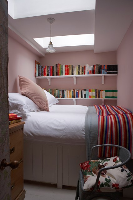 Tiny bedroom bookshelves