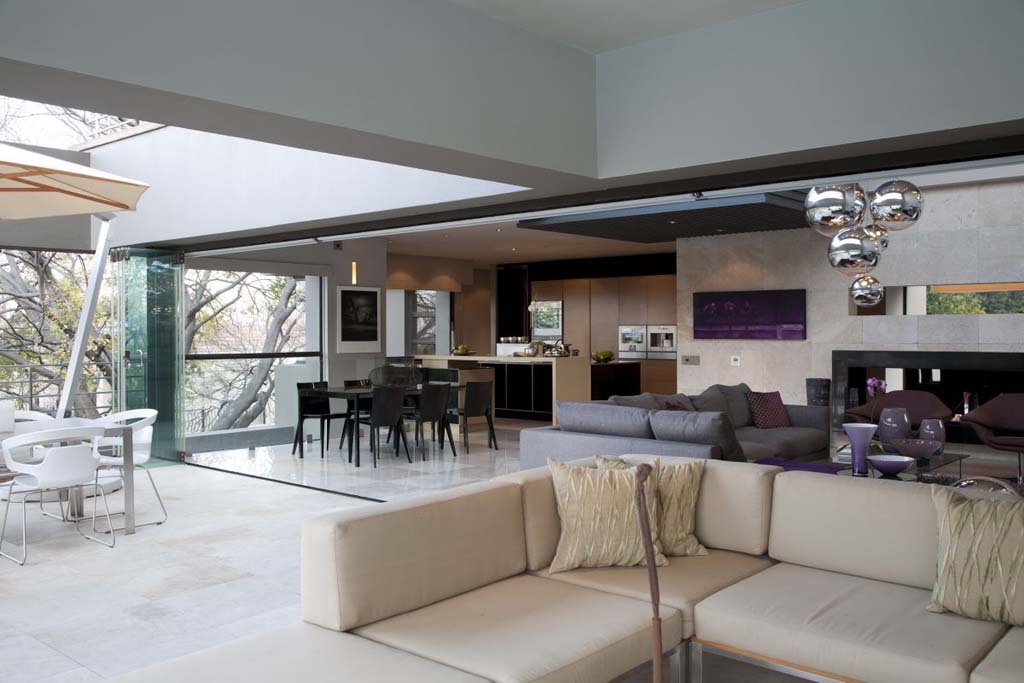 smart-home-atrium-residents-open-living-room-design