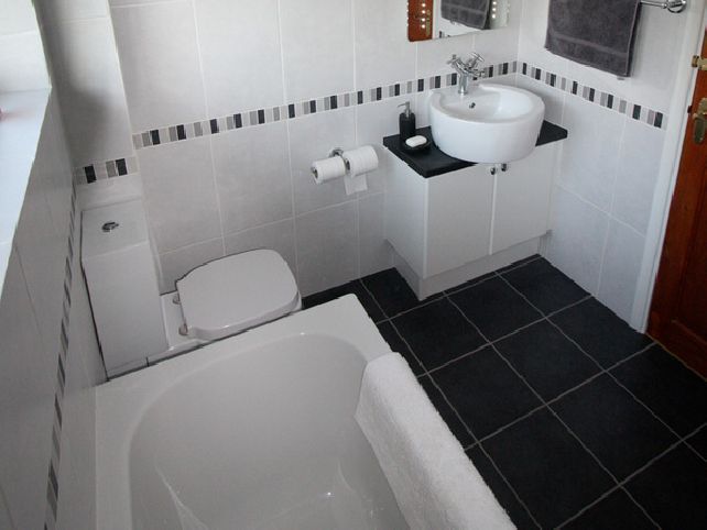 Black-and-white-bathroom-tiles-ideas
