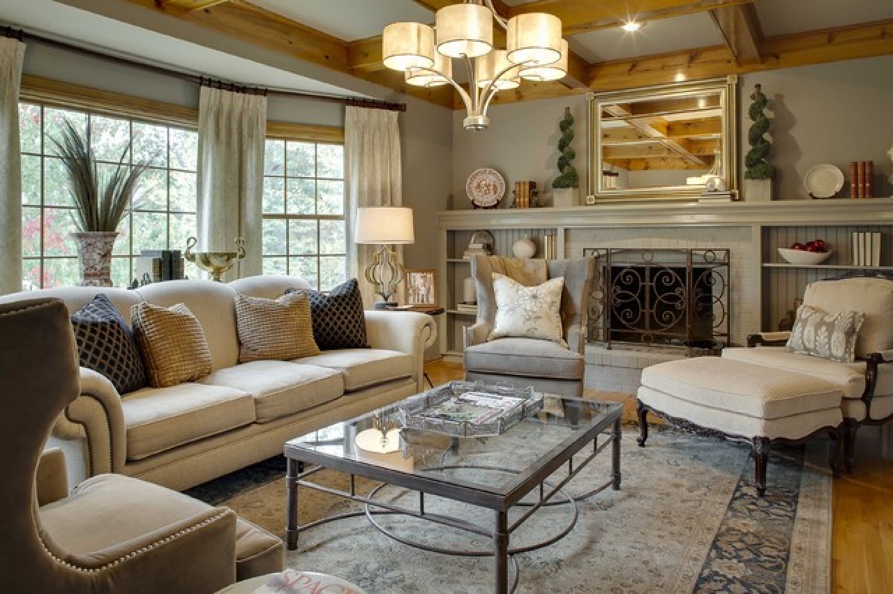 Gorgeous-traditional-living-room-design-ideas-with-hanging-lamps-and-white-sofa