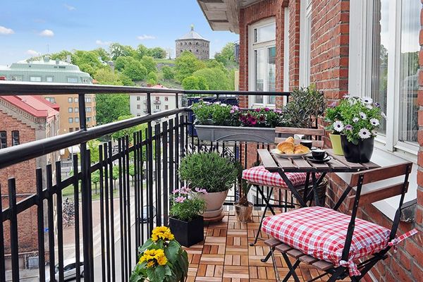 Simple-and-stylish-modern-balcony-garden-idea