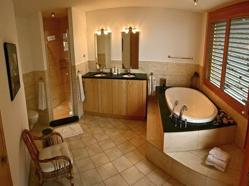 Traditional-Bathroom-Designs-With-Wood-Frame-Window-and-ceramic-flooring