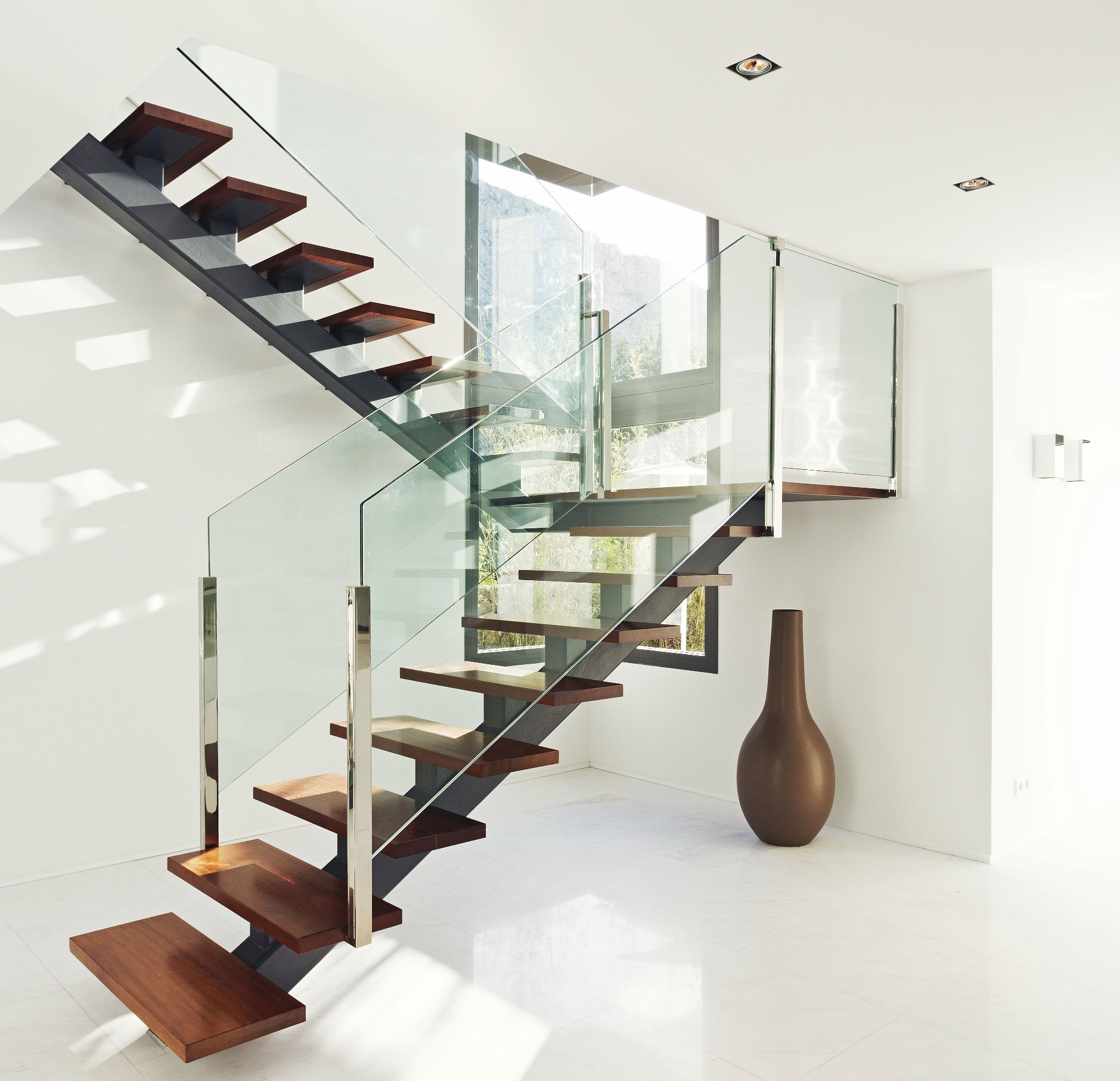 contemporary-metal-staircase-wooden-floating-steps-glass-railing-panes-design-ideas