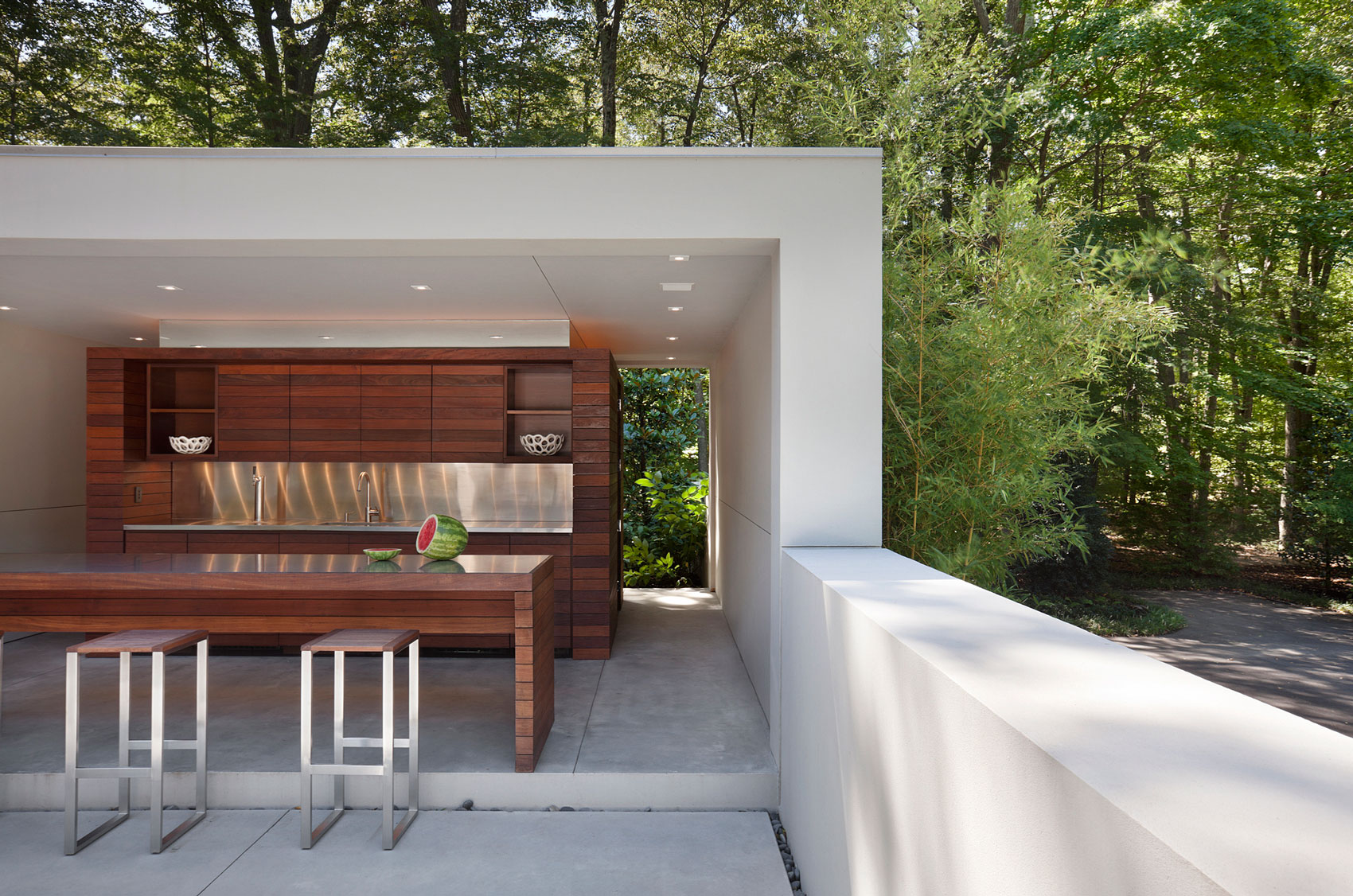 entrancing-cool-cabinets-along-with-stainless-steel-backsplash-on-modern-outdoor-kitchen-in-addition-to-flat-roof-along-with-square-stool-pads