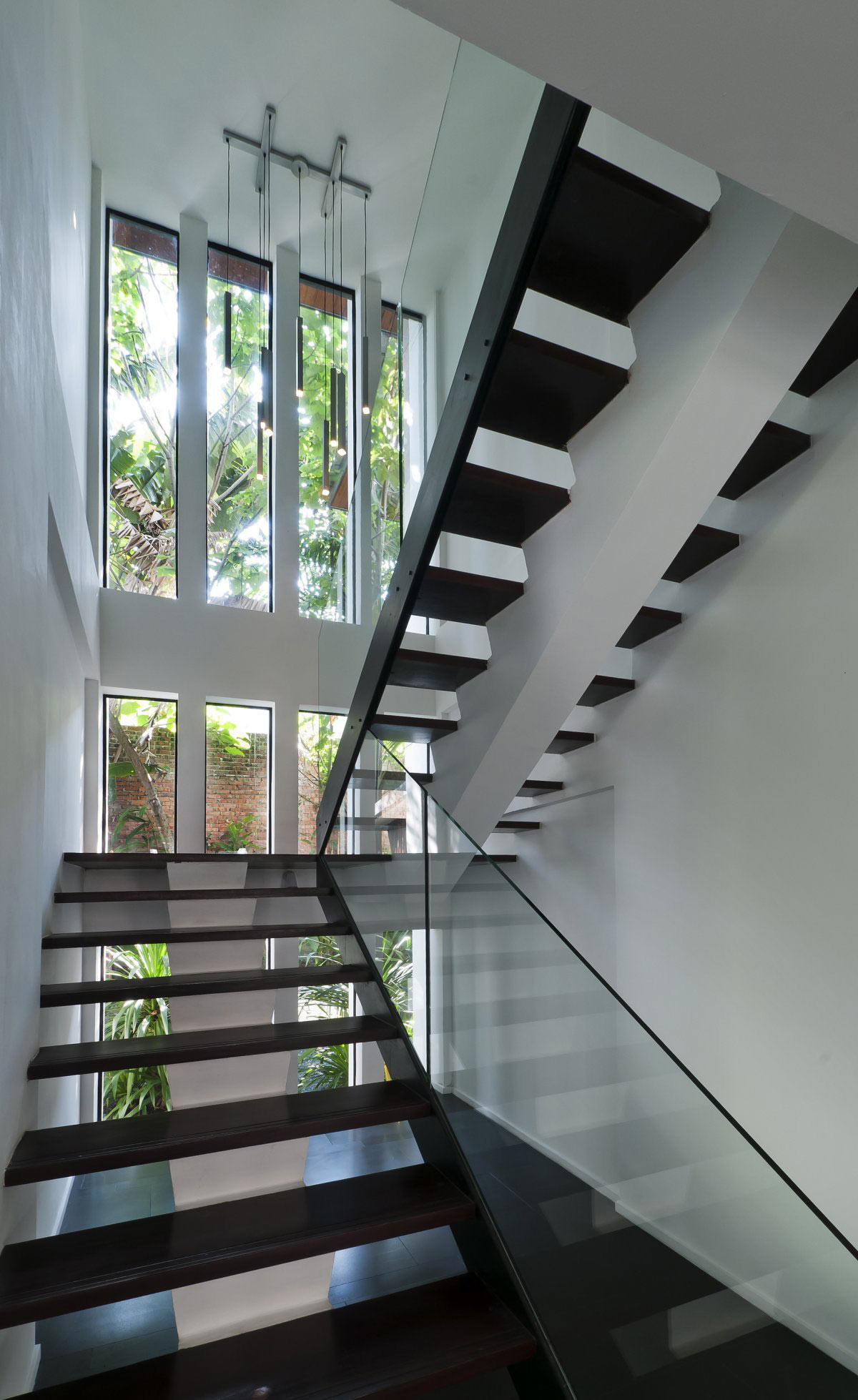 modern-home-in-kuala-lumpur-with-modern-dark-wood-glass-stairways-modern-glass-stairways