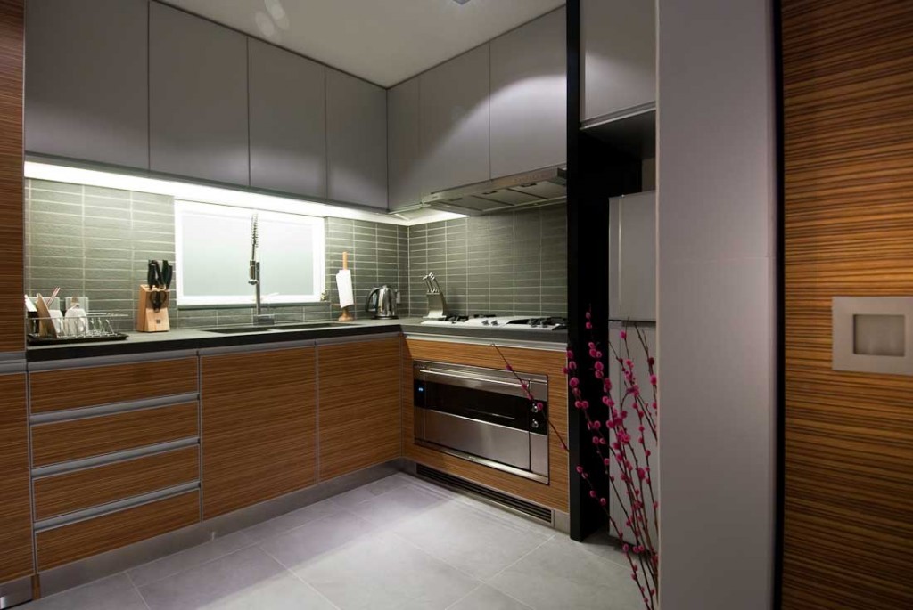 modern-wood-kitchen-with-flower-decoration