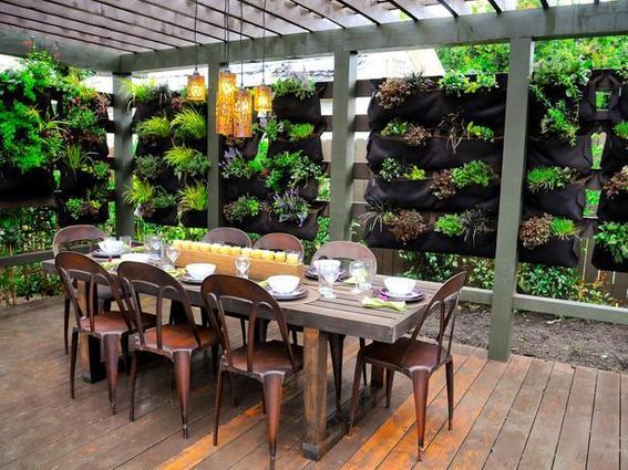 outdoor-dining-room-garden-wall