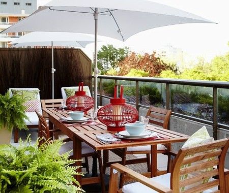 roof-balcony-design-ideas-with-chair-and-table-made-from-wood-with-white-umberella-shades-with-glass-fence