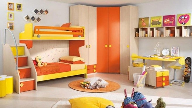 Citris-flavored-Bedroom-with-orange-theme-and-photo-frame-in-the-wall-657x402