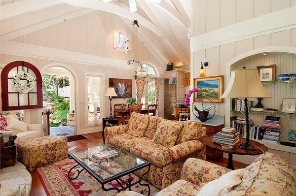 Country-Cottage-Living-Room-Design-with-Floral-Sofa-Set