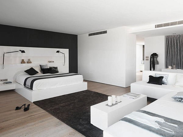 Gorgeous-Master-Bedroom-Beach-House-Design-with-Black-and-White-Color