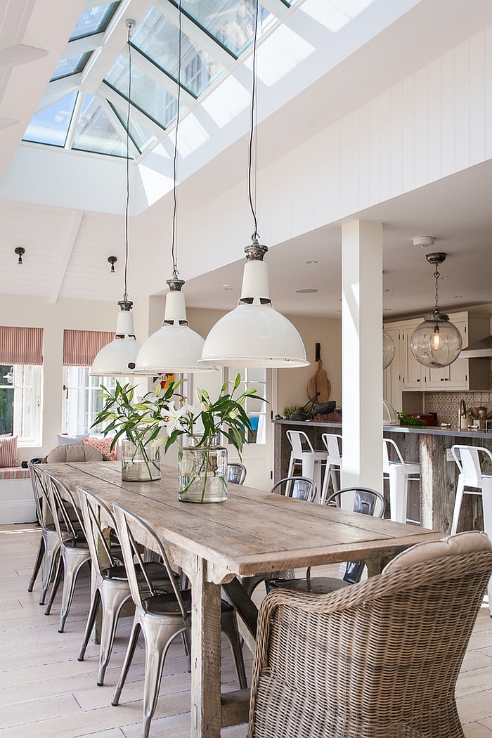 Natural-materials-and-decor-give-the-beach-style-dining-a-serene-look