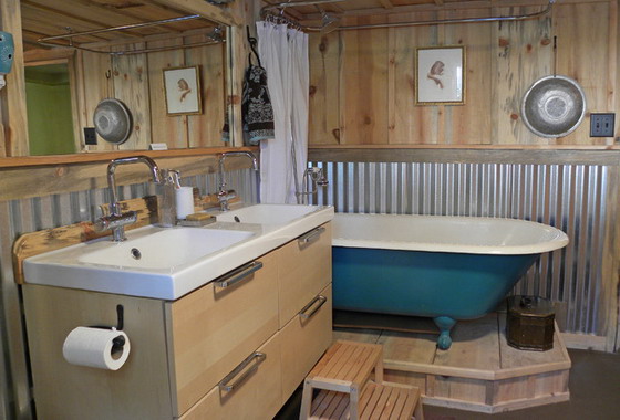 Wood-Industrial-Bathroom-Interior-Design