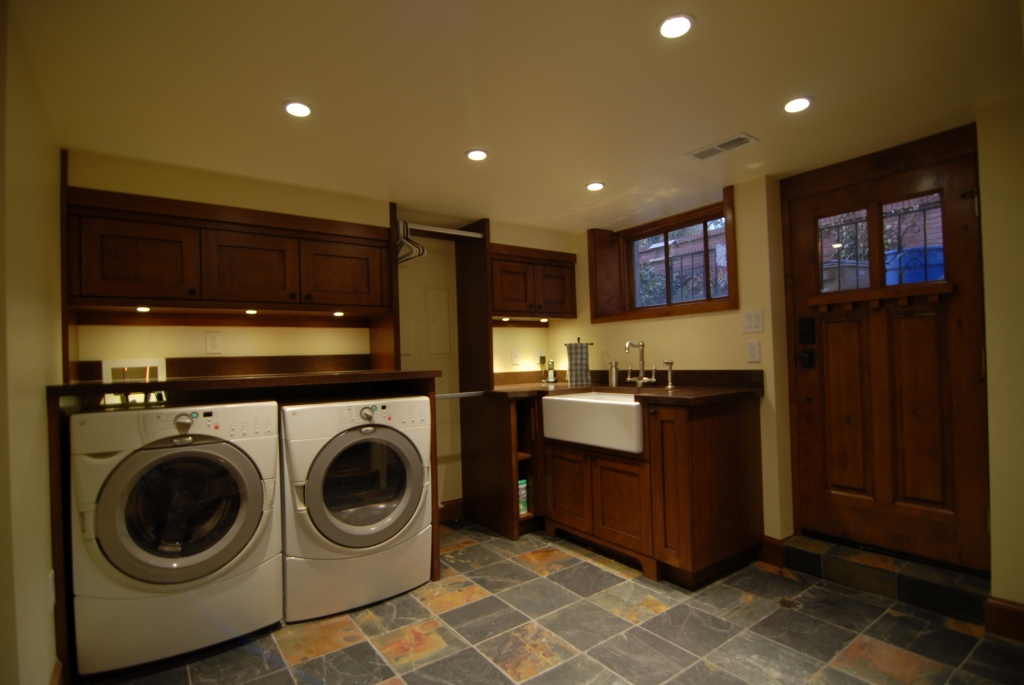 enzy-living-laundry-room-basement-in-a-craftsman