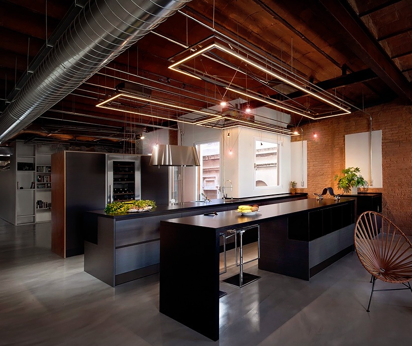 stylish-dark-kitchen-design-with-industrial-touches