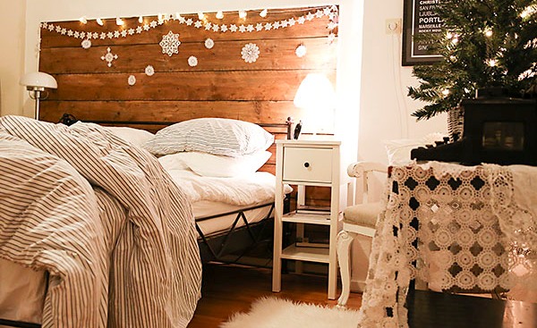 Christmas-decorating-in-the-bedroom-via-Songbirdblog-
