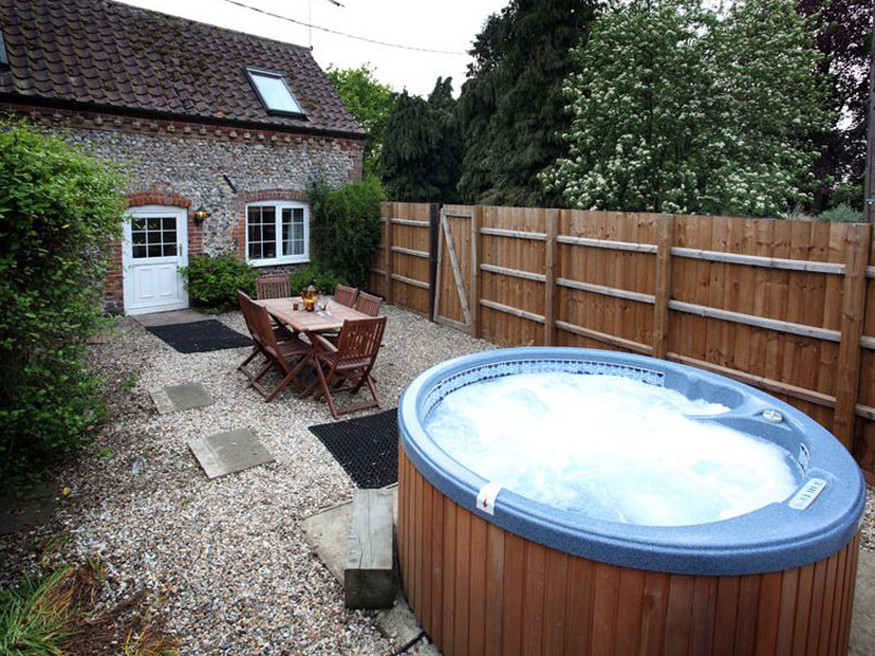The-Old-Dairy,-Manor-Mews,-Garden-with-Hot-tub