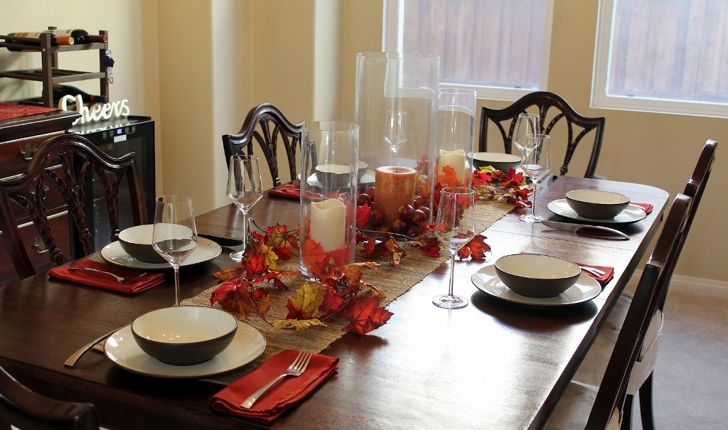 25 Elegant Dining Table Centerpiece Ideas, Elegant Round Table Settings