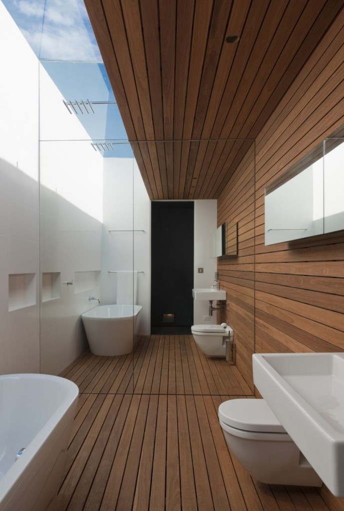 narrow-bathroom-with-wooden-floor