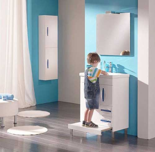 Charming-Kids-Bathroom-Design-with-Blue-and-White-Color