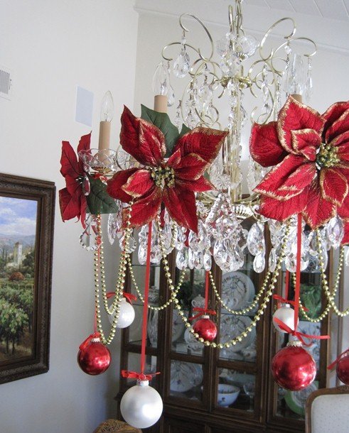 Entertaining-At-Home-table-chandelier-christmas-decorations-Image