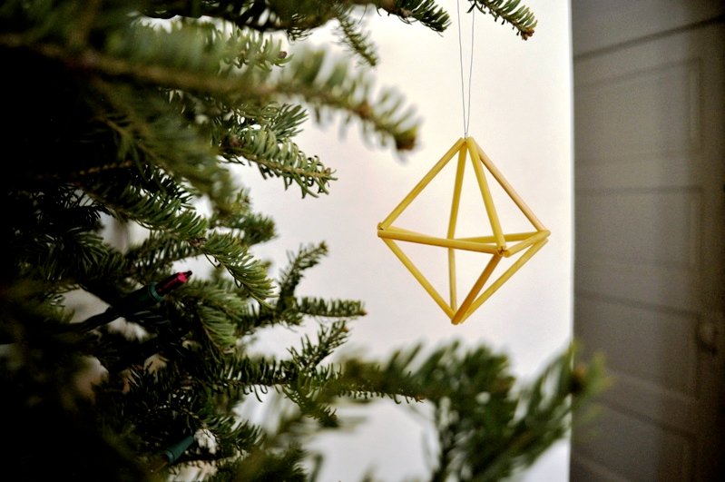 Geometric-Straw-DIY-Christmas-Tree-Ornament