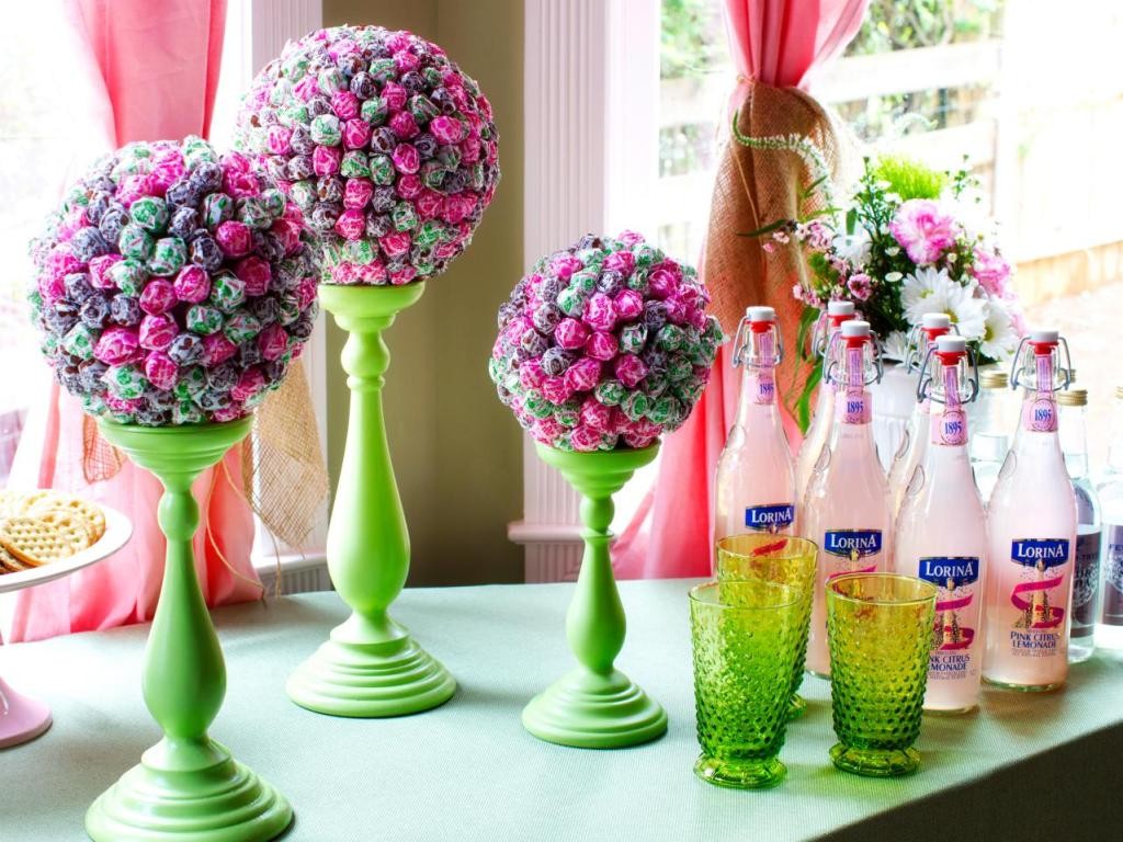 Original-Lollipop-Topiaries_Pink-lemonade-bottles
