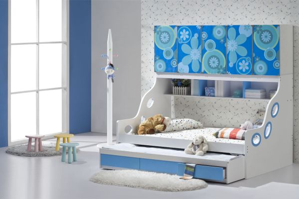 Sleek-and-stylish-trundle-bed-fits-in-seamlessly-with-this-chic-modern-kids-bedroom