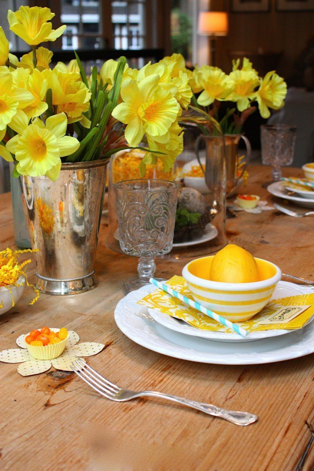 amusing-dining-table-decor-ideas-with-charming-yellow-spring-flower