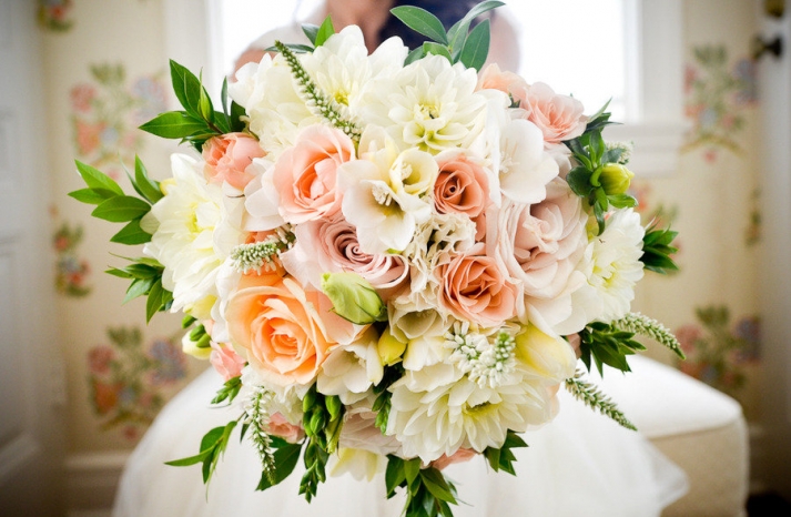 romantic-outdoor-wedding-spring-wedding-flowers-centerpieces-bouquet