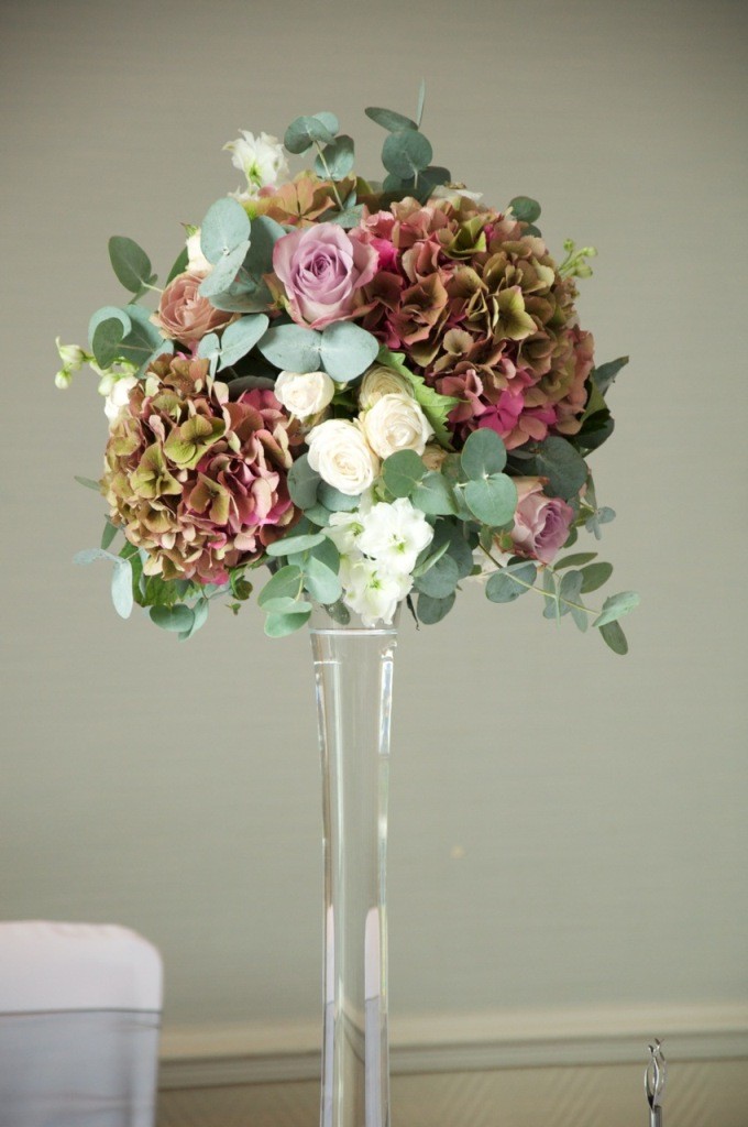 vintage-hydrangea-and-rose-wedding-flower-arrangements