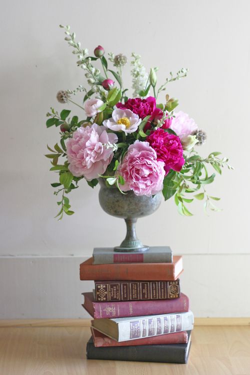 vintage-hydrangea-and-rose_-wedding-flower-arrangements