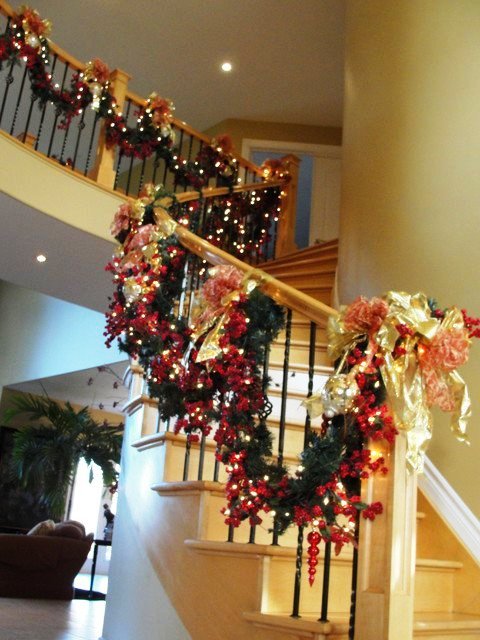 16-Awesome-Christmas-Stairs-Decoration-Ideas-