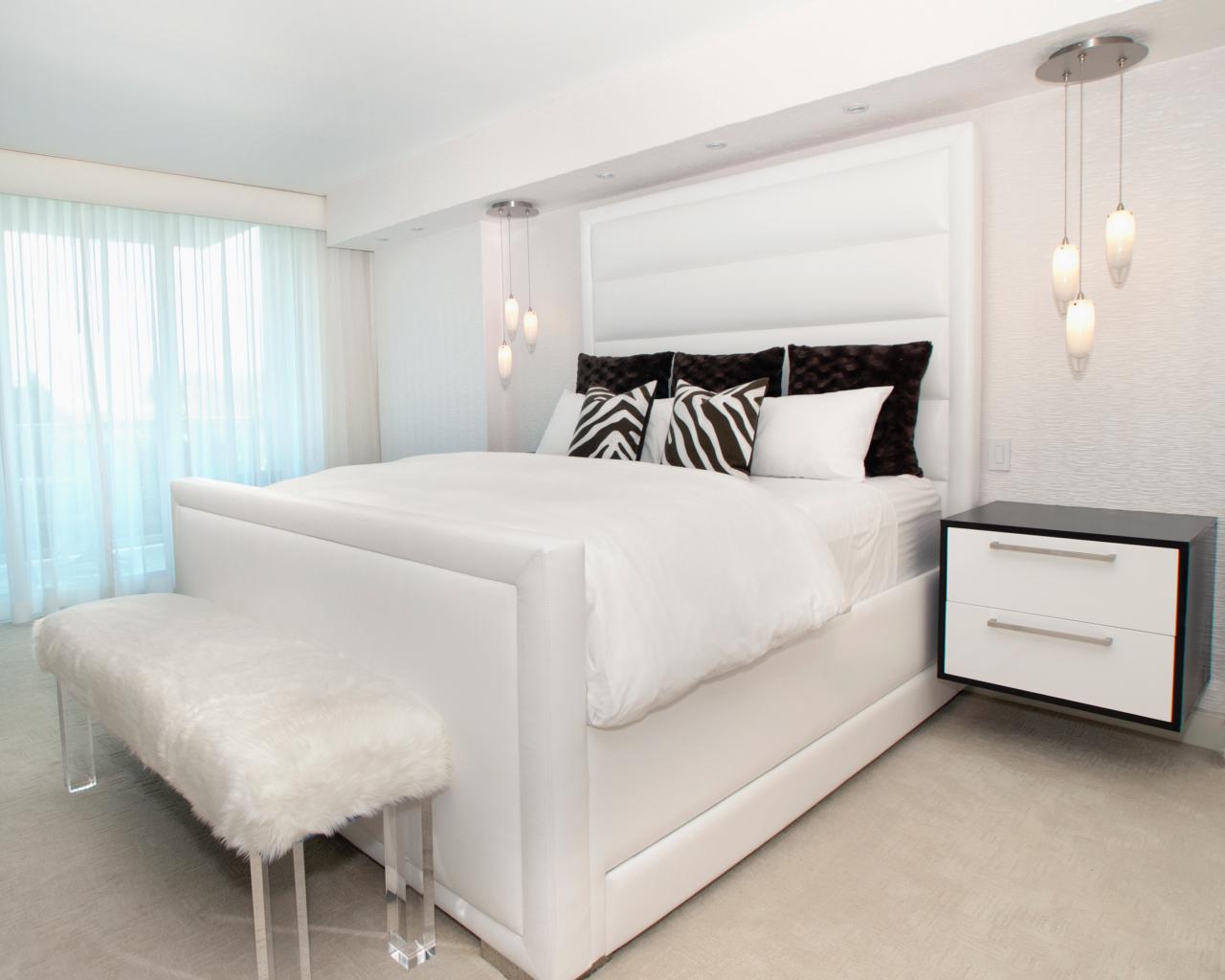 Alena-Capra_All-White-Bedroom-bed