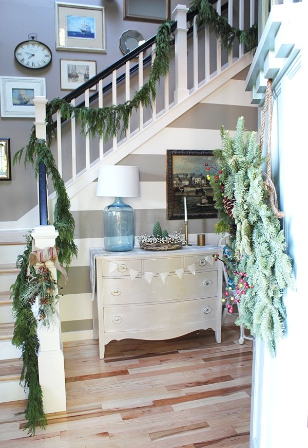 Christmas Entry and Staircase Decorating Ideas