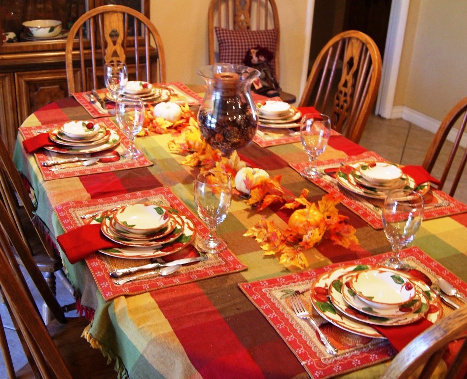 Colorful-Tablecloth-Thanksgiving-Table-Decor