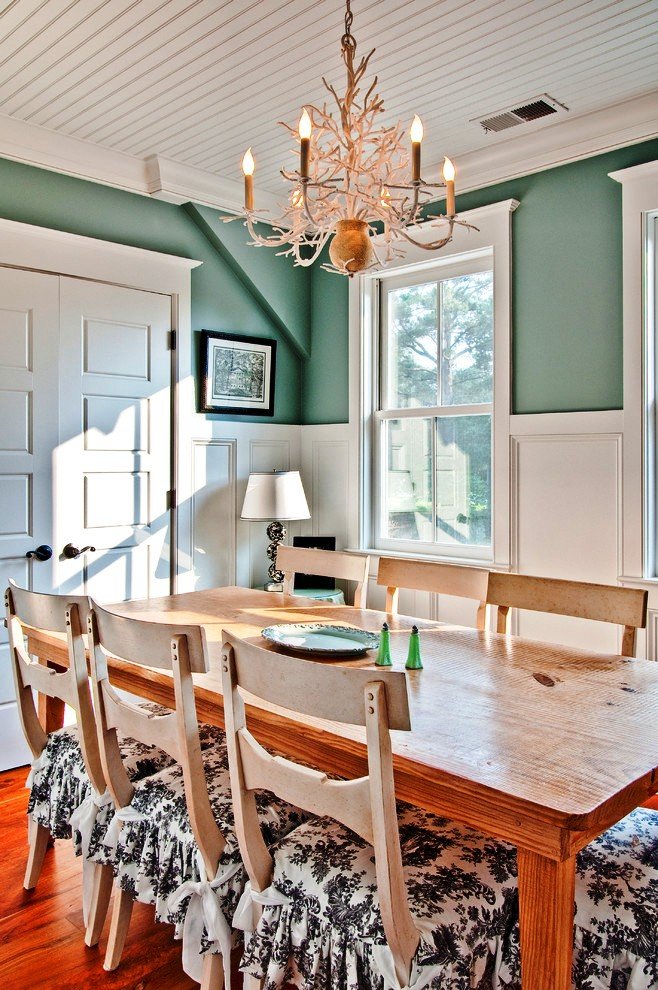Dining-Room-Farmhouse-with-antler-chandelier-black-