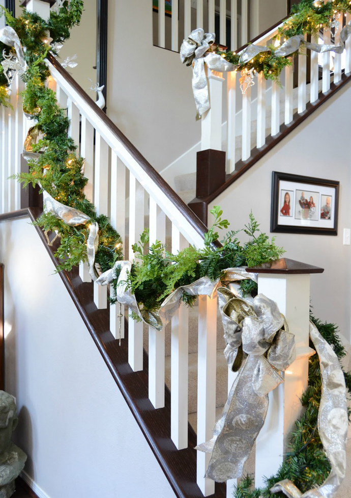 Stunning-White-Staircase-Christmas