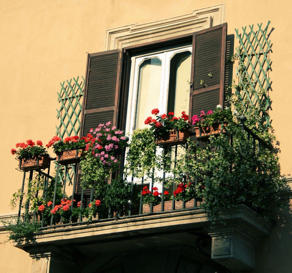 cool idea to decorating a small balcony
