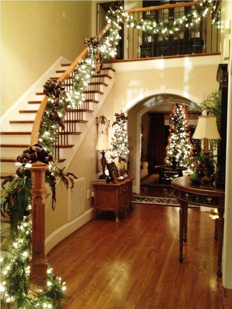 25 Christmas Staircase Decoration Ideas
