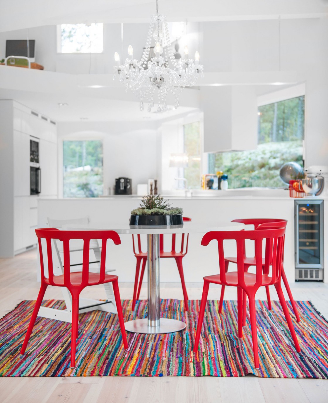 Colorful-Dining-Room-Colors-With-white-and-red-dining-table-and-chair-and-luxurious-chandelier