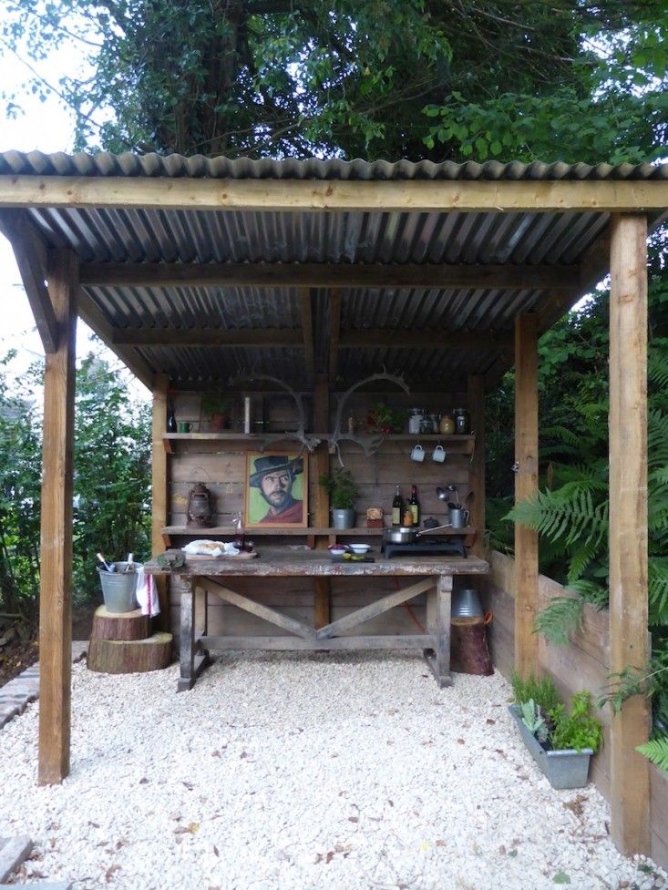An outdoor kitchen