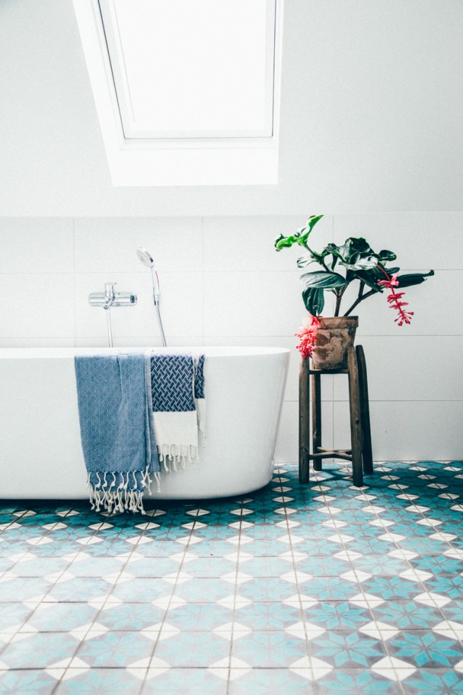 Colorful Flooring with bathtub