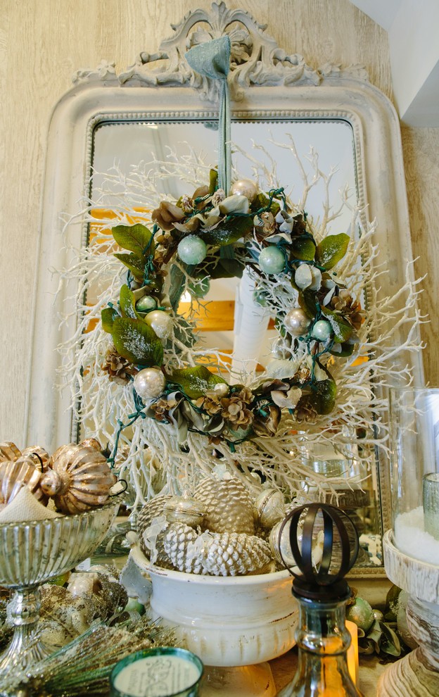 beach-style-living-room-christmas-wreath-decoration