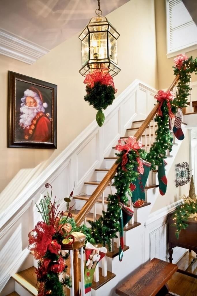 beautiful-christmas-stairs-decoration-ideas-15