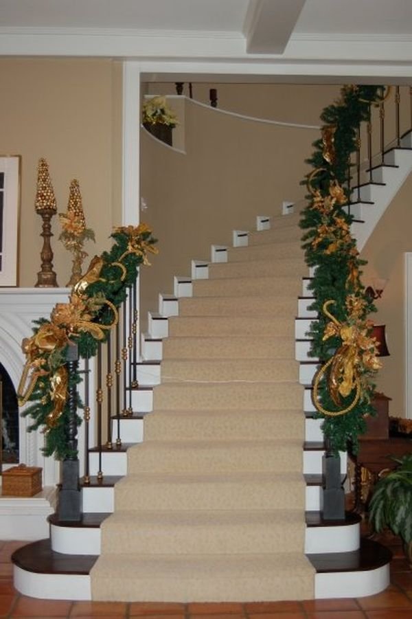 beautiful-christmas-stairs-decoration-ideas-18