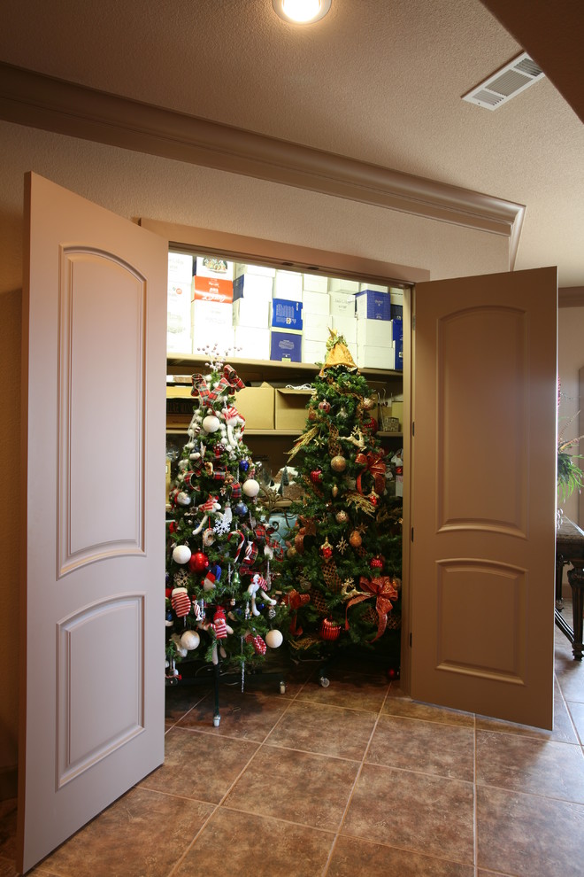 christmas-tree-closet-design