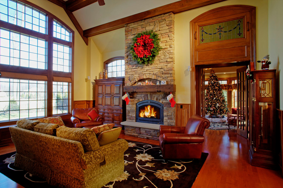 craftsman-living-room-christmas-wreath-decoration
