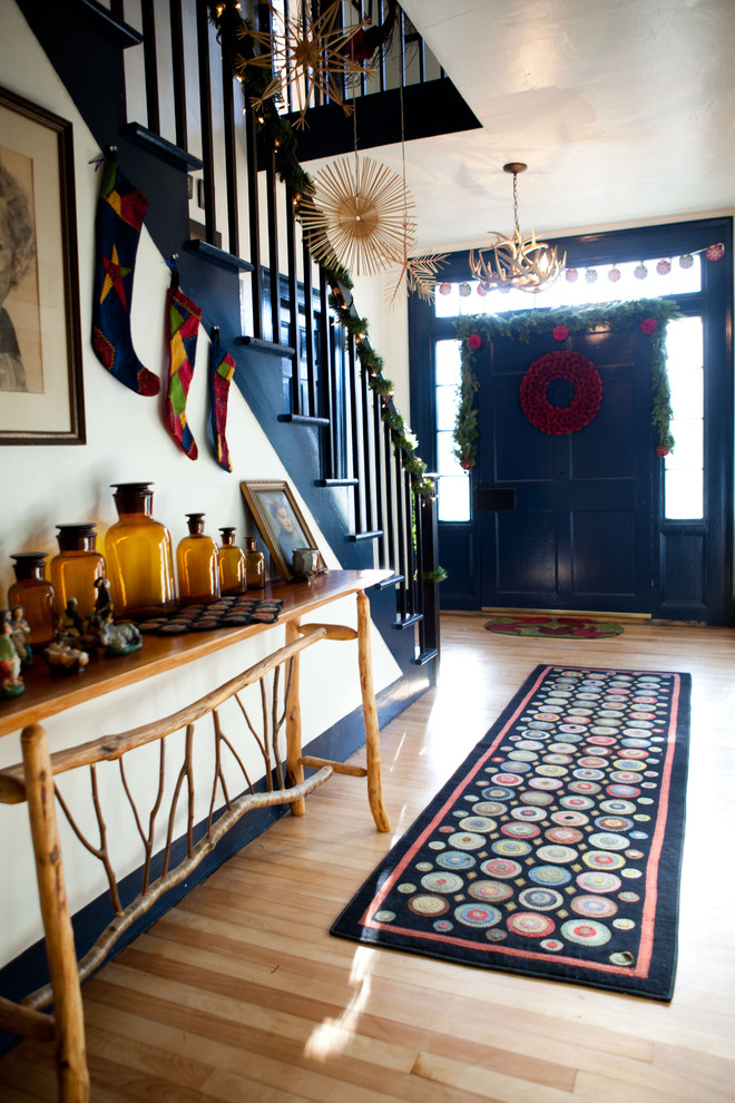 farmhouse-style-christmas-stairs-decoration